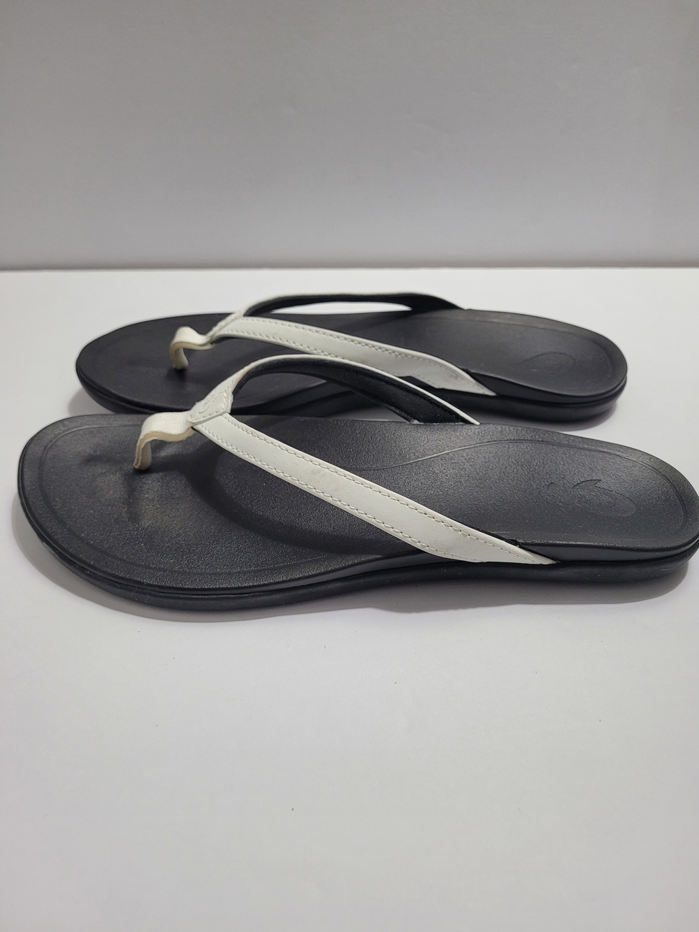 Olukai Ho'opio Malua Black And White Thong Sandals
